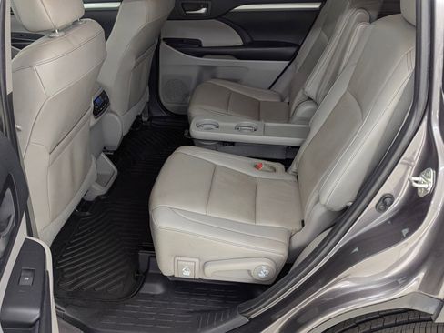 Used 2019 Toyota Highlander XLE image 14