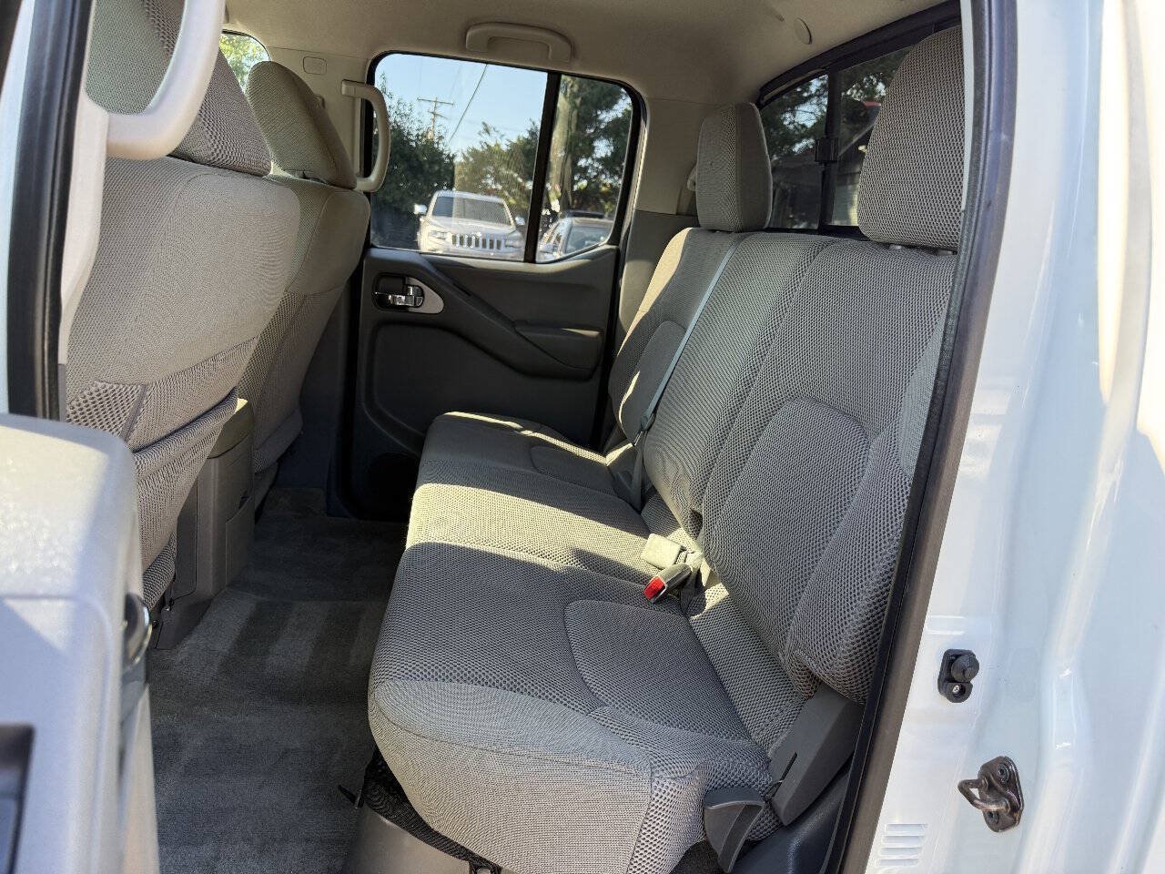 Used 2015 Nissan Frontier SV AWD/4WD image 11