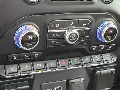 Used 2021 GMC Sierra 2500 AT4 w/ AT4 Premium Plus Package image 9