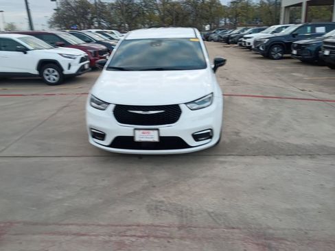 Used 2025 Chrysler Pacifica Select image 5