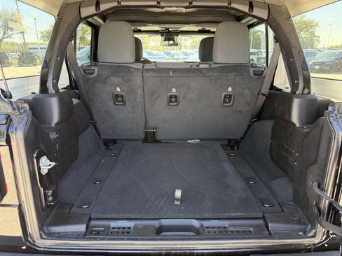 Used 2025 Jeep Wrangler Unlimited Sahara image 29