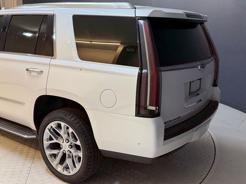 Used 2018 Cadillac Escalade Luxury image 23