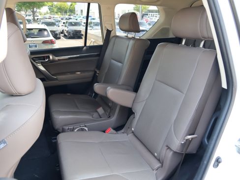 Used 2023 Lexus GX 460 Luxury w/ Sport Design Package AWD/4WD image 36