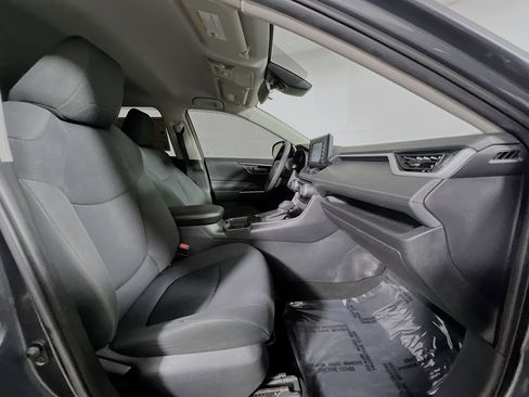 Used 2019 Toyota RAV4 LE image 31
