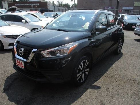 Used 2020 Nissan Kicks SV image 3