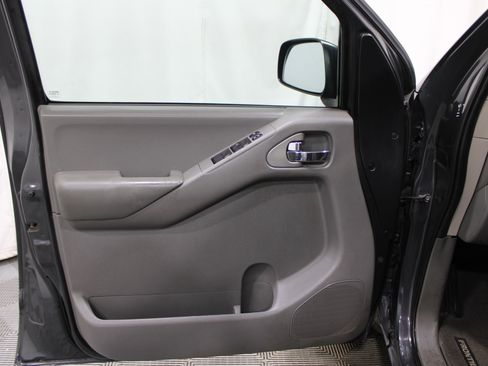 Used 2010 Nissan Frontier SE image 5