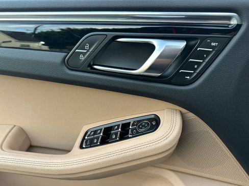 Certified 2025 Porsche Macan AWD/4WD image 12