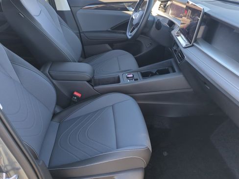 Certified 2025 Volkswagen Tiguan SE image 18