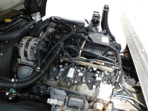 Used 2020 Isuzu NPR image 17