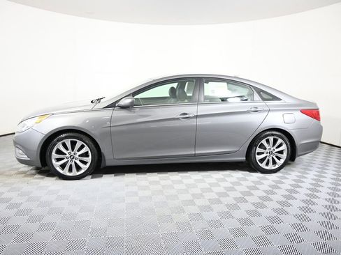 Used 2013 Hyundai Sonata SE FWD image 2