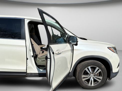 Used 2017 Honda Pilot EX image 30