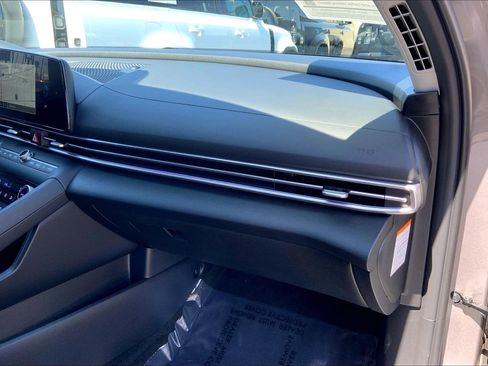 Used 2024 Hyundai Elantra Limited image 18