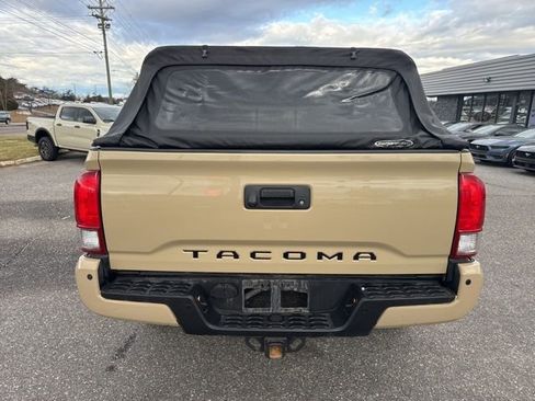 Used 2017 Toyota Tacoma TRD Off-Road image 9