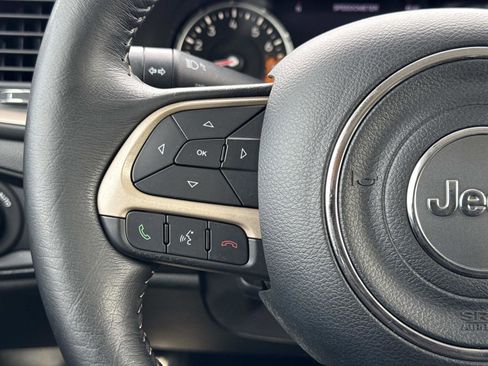 Used 2017 Jeep Renegade Limited image 9