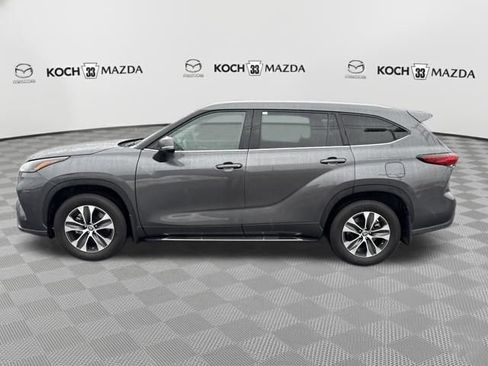 Used 2022 Toyota Highlander XLE image 4