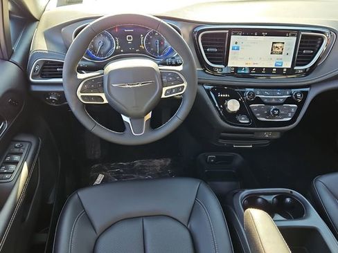 New 2026 Chrysler Pacifica Select image 12