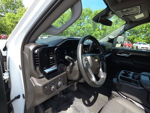 Used 2024 Chevrolet Silverado 3500 LT AWD/4WD image 15