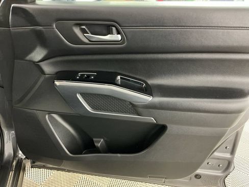Used 2024 Nissan Pathfinder SL w/ Black Appearance Package AWD/4WD image 5
