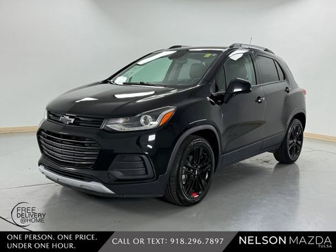 Used 2020 Chevrolet Trax LT w/ Redline Edition FWD image 1