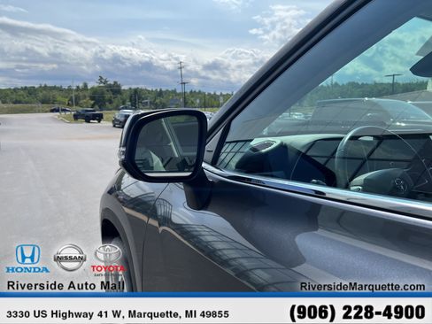 Used 2021 Toyota Highlander XLE AWD/4WD image 5