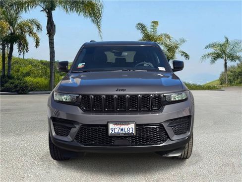 Certified 2023 Jeep Grand Cherokee Altitude image 3