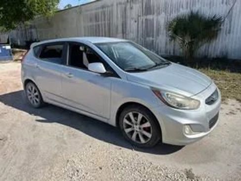 Used 2013 Hyundai Accent SE image 3
