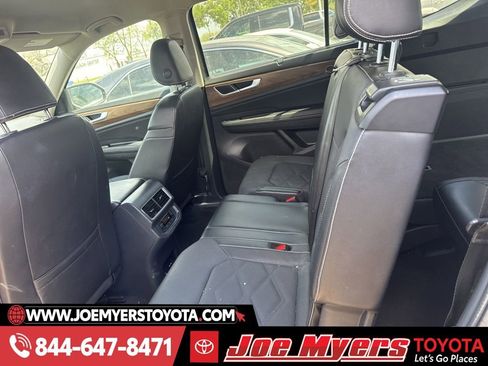 Used 2024 Volkswagen Atlas SE image 3