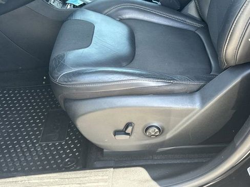Used 2018 Jeep Cherokee Latitude Plus w/ Cold Weather Group FWD image 11