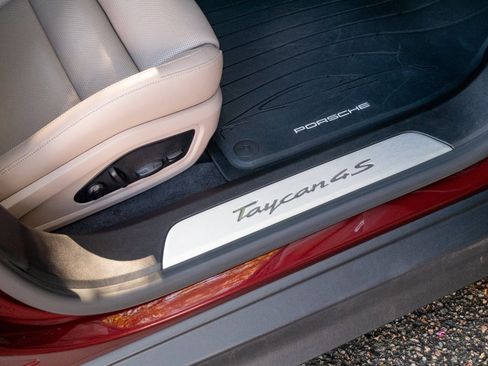 Used 2022 Porsche Taycan 4S image 31