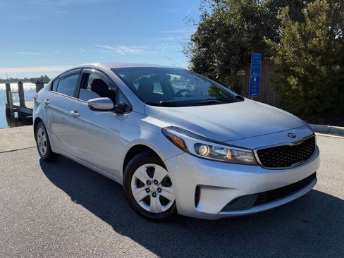 Used 2017 Kia Forte LX image 3