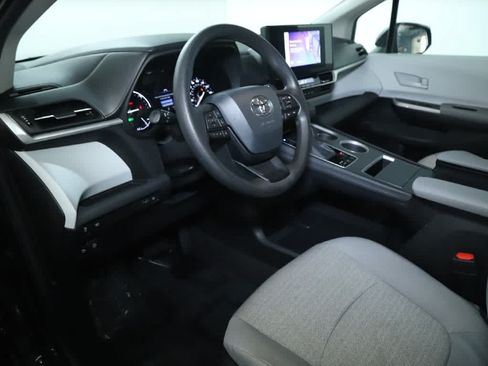 Certified 2025 Toyota Sienna LE AWD/4WD image 17