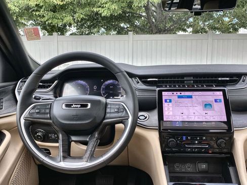 Certified 2024 Jeep Grand Cherokee Limited w/ Luxury Tech Group II image 14