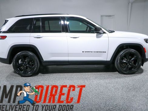 Used 2023 Jeep Grand Cherokee Altitude AWD/4WD image 6