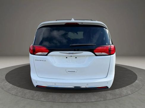 Used 2018 Chrysler Pacifica Touring-L FWD image 8