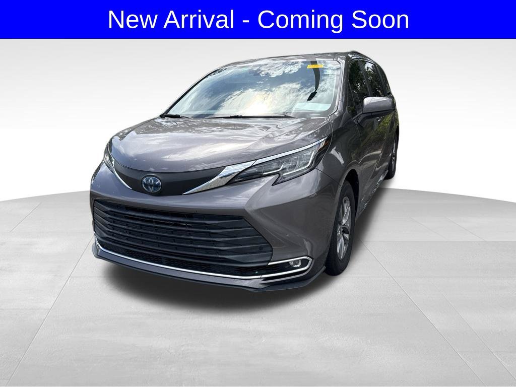 Used 2021 Toyota Sienna XLE FWD image 1