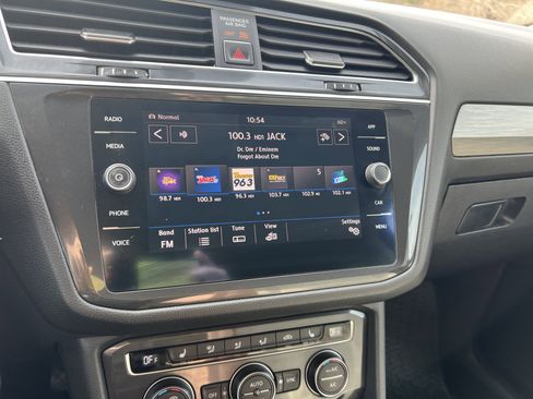 Used 2018 Volkswagen Tiguan SE w/ 18" Alloy Wheels Package image 18