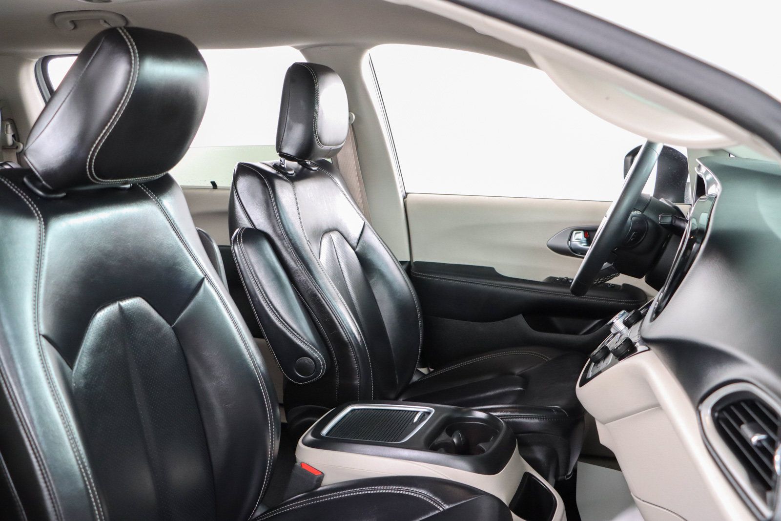 Used 2023 Chrysler Pacifica Touring-L FWD image 27