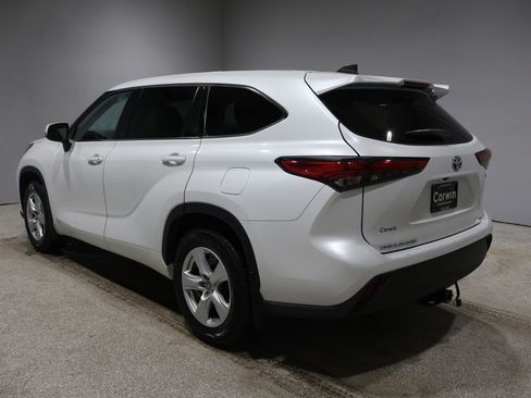 Used 2022 Toyota Highlander LE image 4