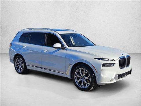 Used 2025 BMW X7 xDrive40i w/ Premium Package image 3