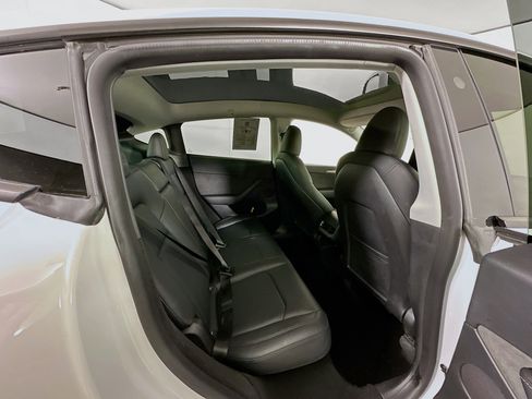 Used 2022 Tesla Model Y Long Range image 30