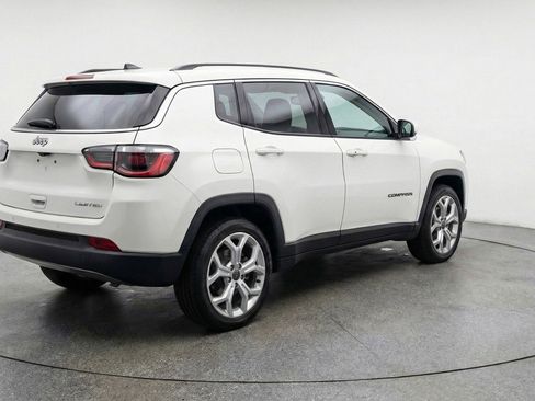 Used 2025 Jeep Compass Latitude image 9