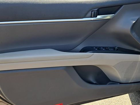 Used 2020 Toyota Camry SE FWD image 11