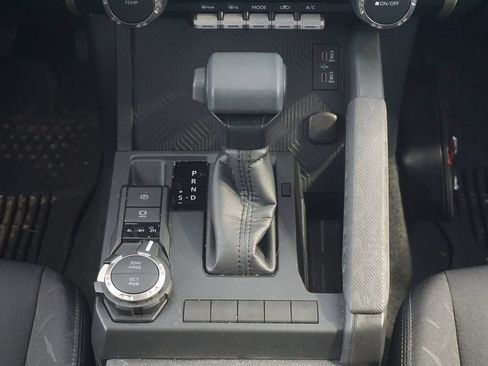 Used 2025 Toyota Tacoma SR5 AWD/4WD image 27