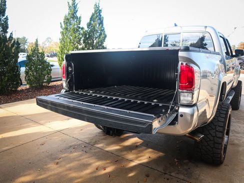 Used 2016 Toyota Tacoma Limited image 32