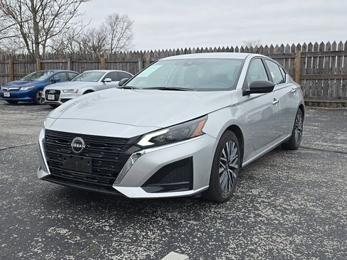 Used 2025 Nissan Altima 2.5 SV image 3