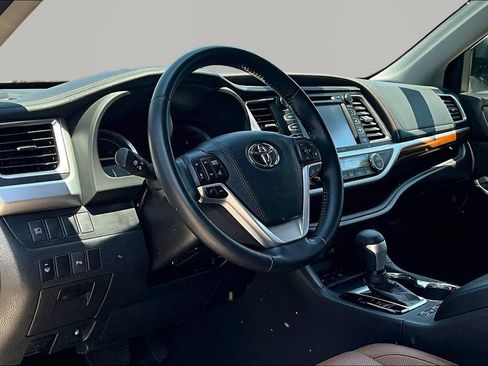 Used 2018 Toyota Highlander Limited AWD/4WD image 18