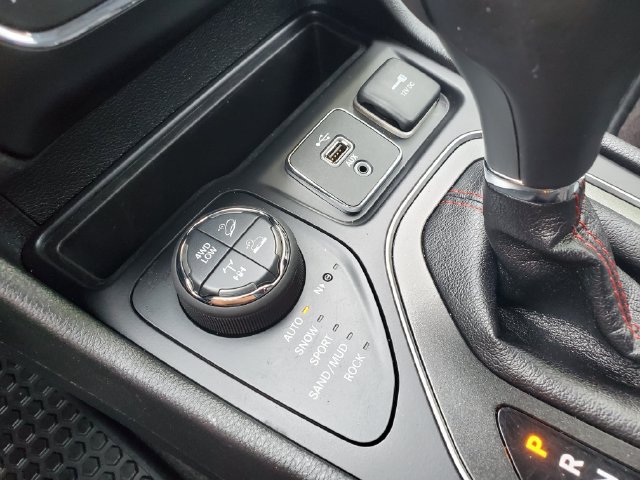 Used 2019 Jeep Cherokee Trailhawk AWD/4WD image 33