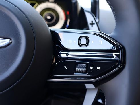 Used 2025 Aston Martin V8 Vantage Coupe image 22