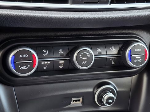 Used 2022 Alfa Romeo Stelvio Sprint image 33