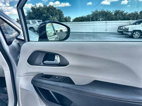 Used 2024 Chrysler Pacifica Touring-L image 29